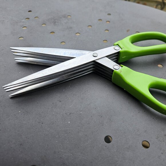 5 Bladed Herb Scissor/Paper Shredder - Picture 2 of 5